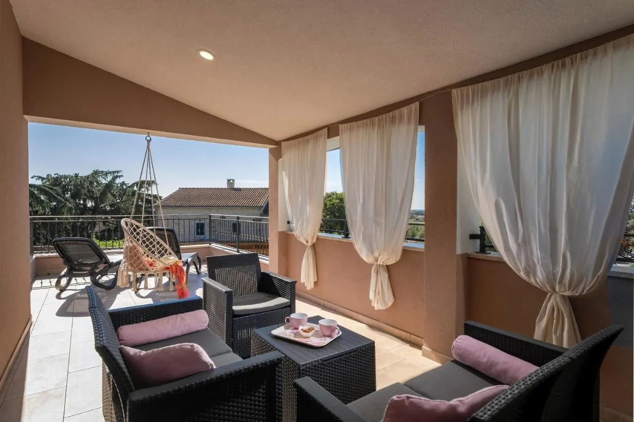 Villa Corinna Kukci 0*,